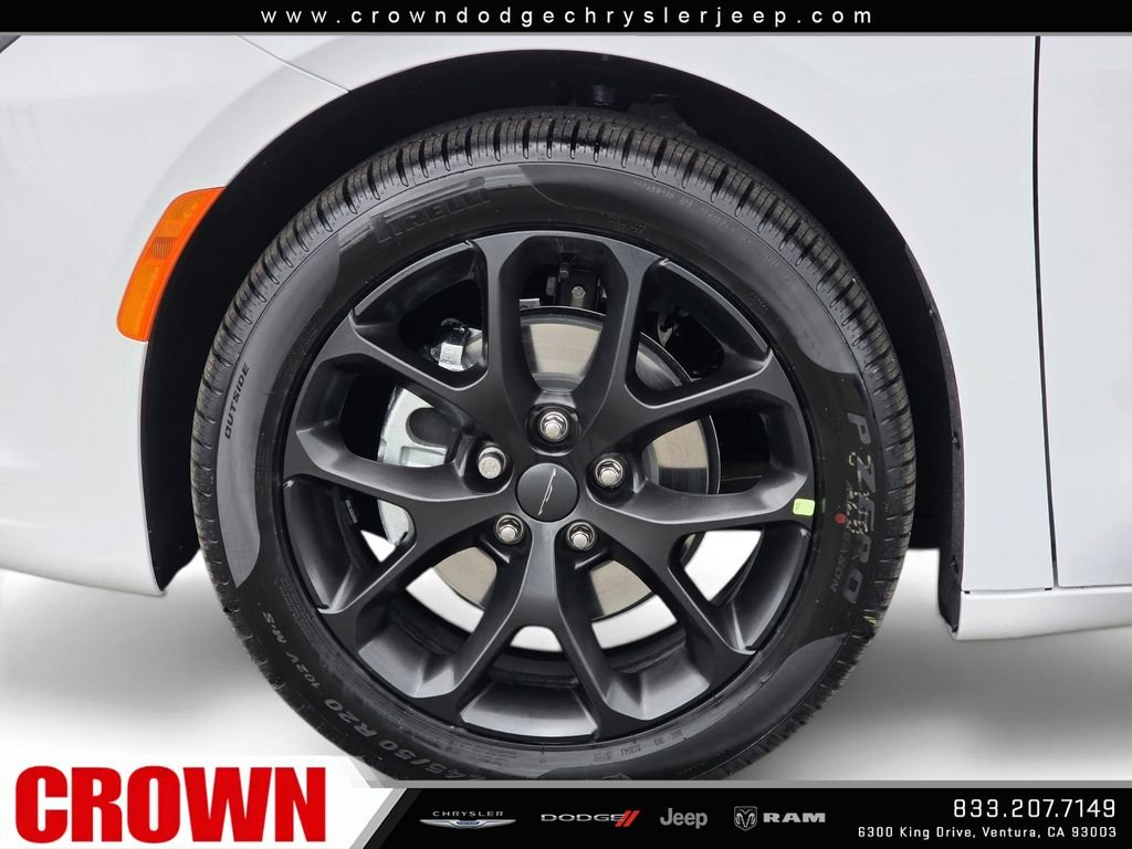 New 2027 Bright White Clear-Coat Paint Chrysler Select image 9