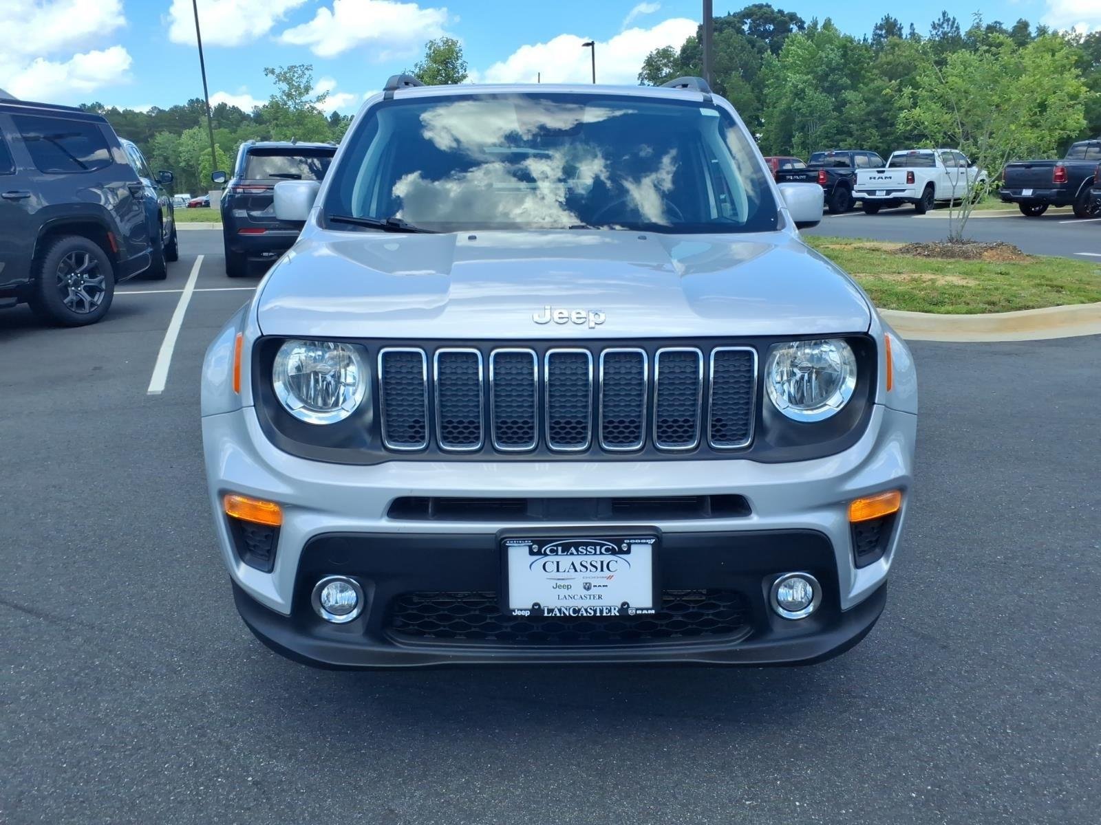 Used 2019 Glacier Metallic Clearcoat Jeep Latitude image 13
