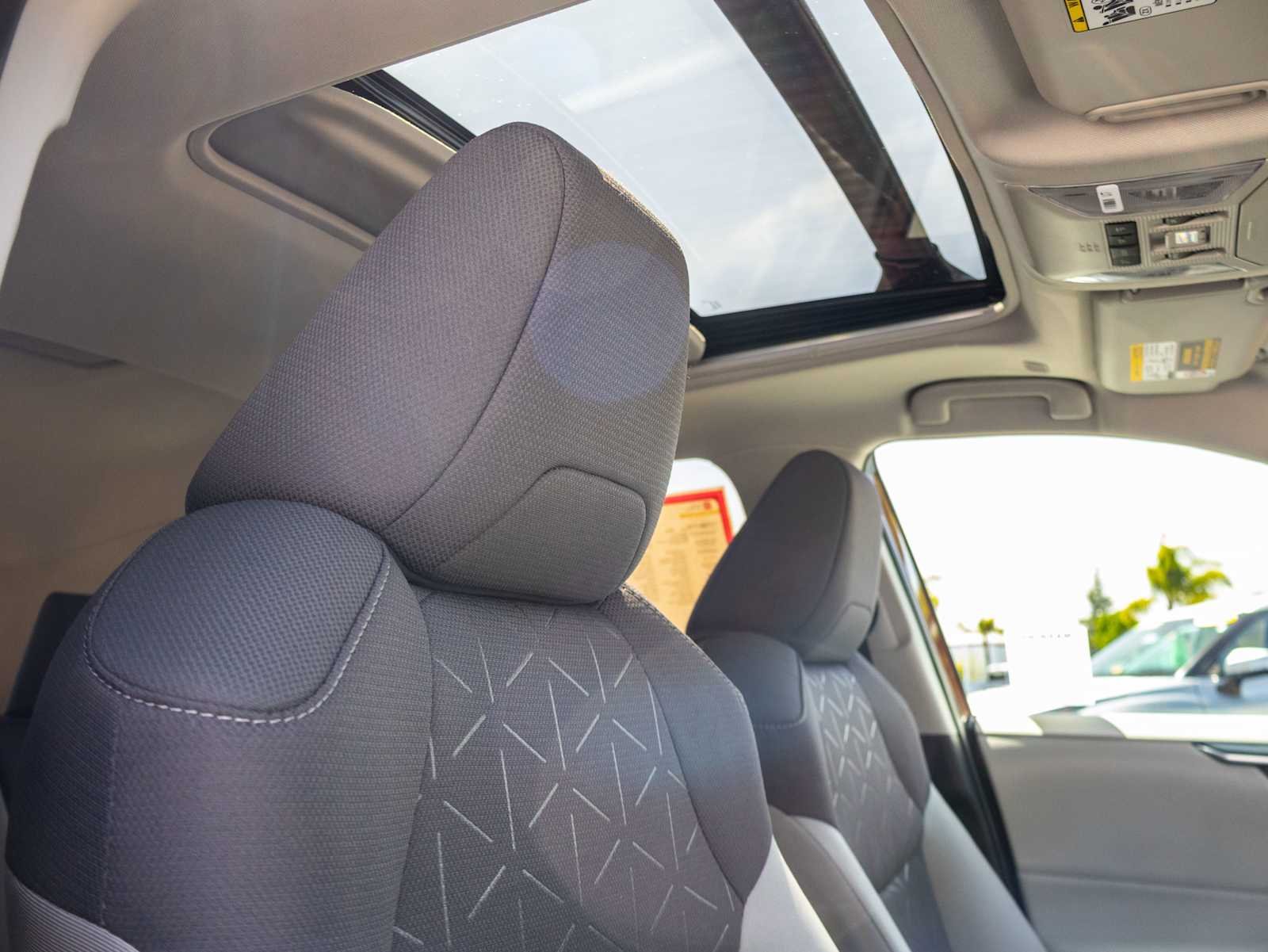 2025 Toyota RAV4 XLE - Photo 18