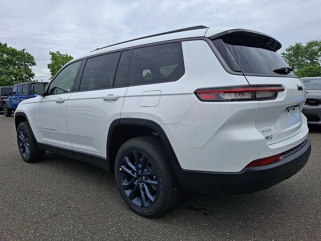 New 2026 Bright White Clear-Coat Exterior Paint Jeep  image 3