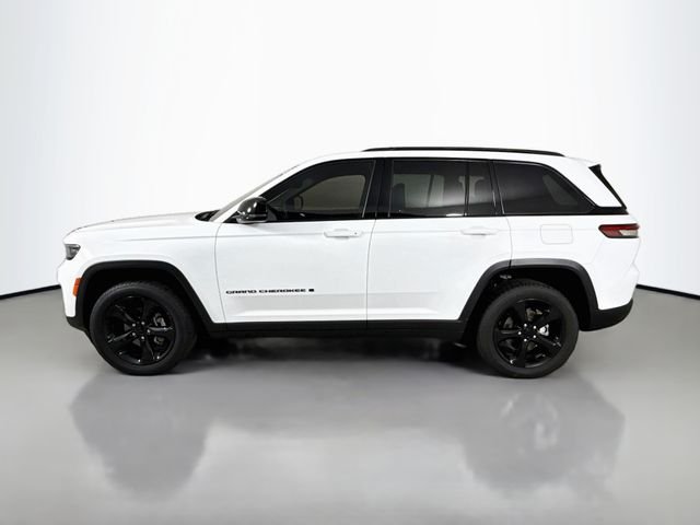 Used 2022 Bright White Clearcoat Jeep Altitude image 4