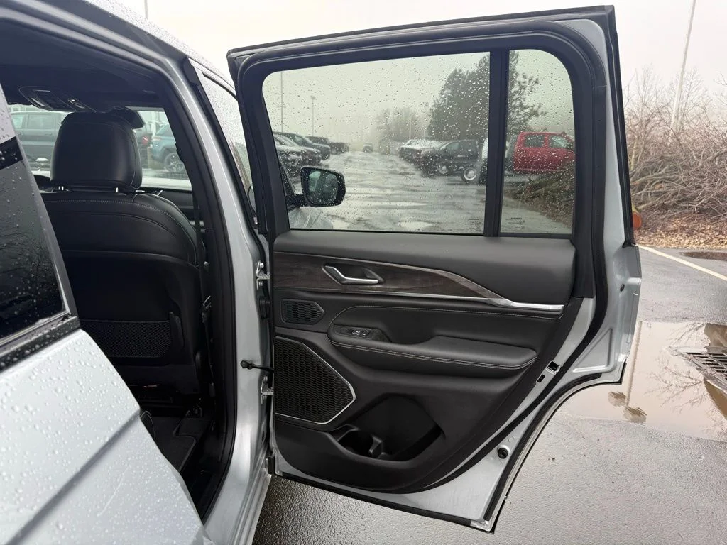 New 2025 Silver Zynith Exterior Paint Jeep Overland image 43