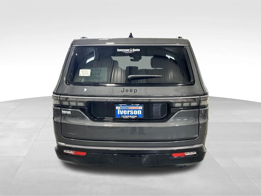 New 2026 Baltic-Gray Metallic Clear-Coat Exterior Paint Jeep Limited Reserve image 7