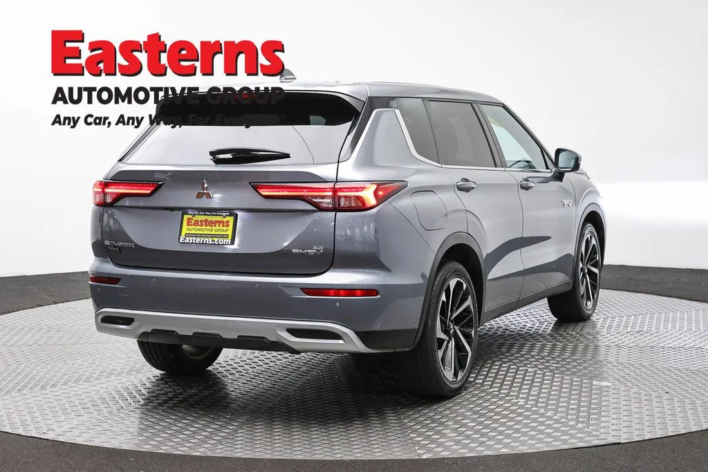Used 2023 Silver Mitsubishi SE image 5