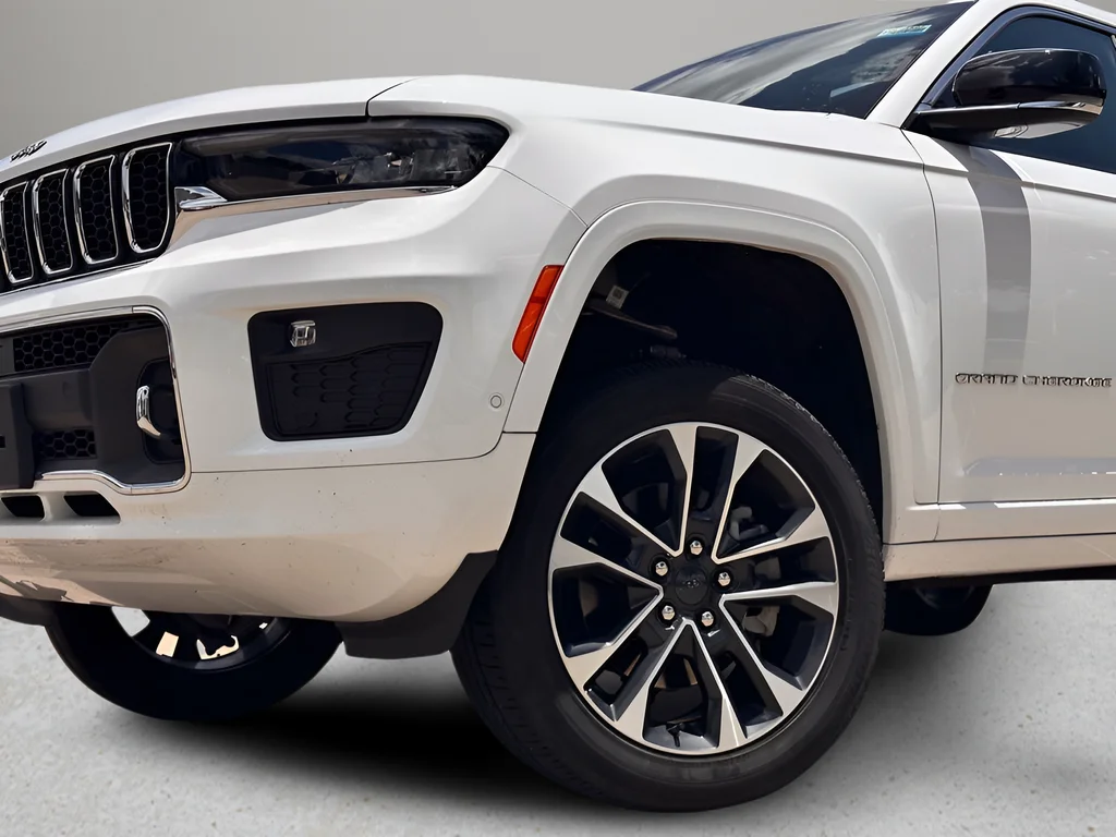 Used 2023 White/off-white Jeep Overland image 32