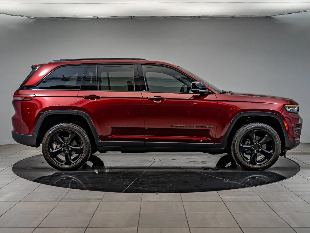 Used 2023 Velvet Red Pearlcoat Jeep Altitude image 4