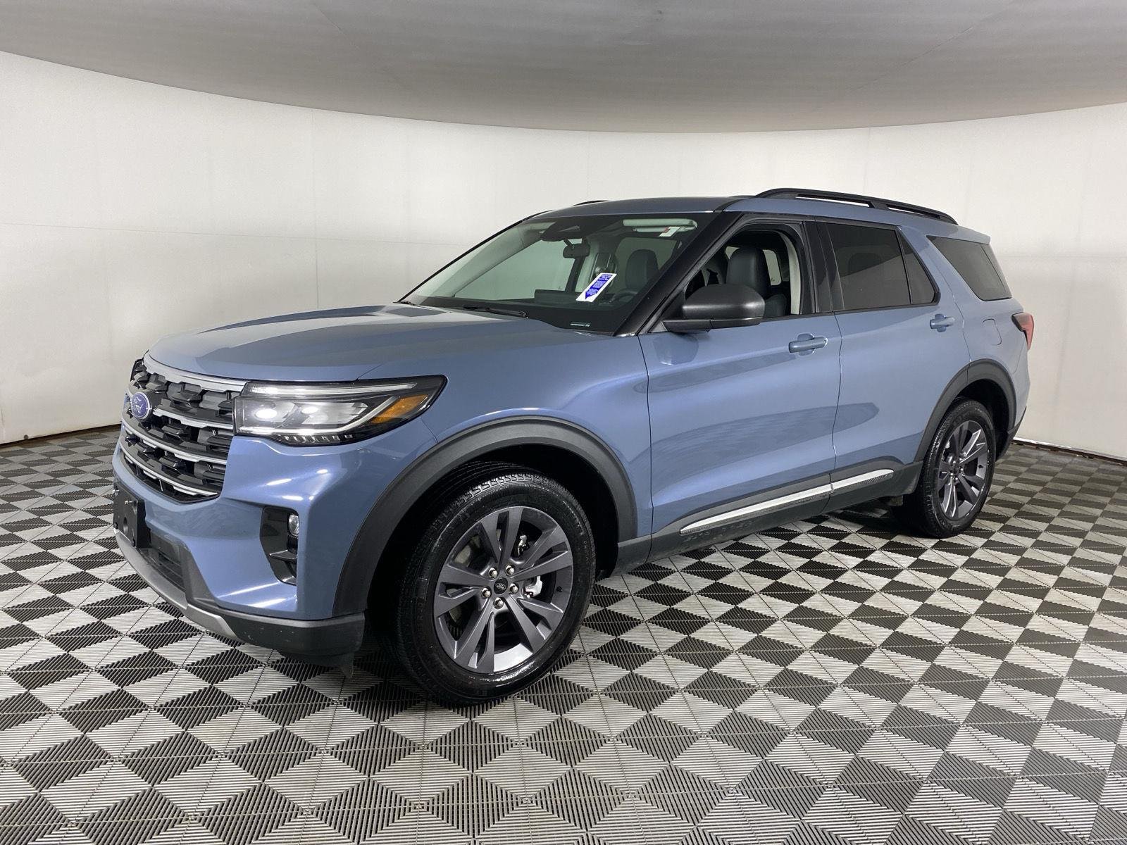 Used 2025 Vapor Blue Ford Active image 3