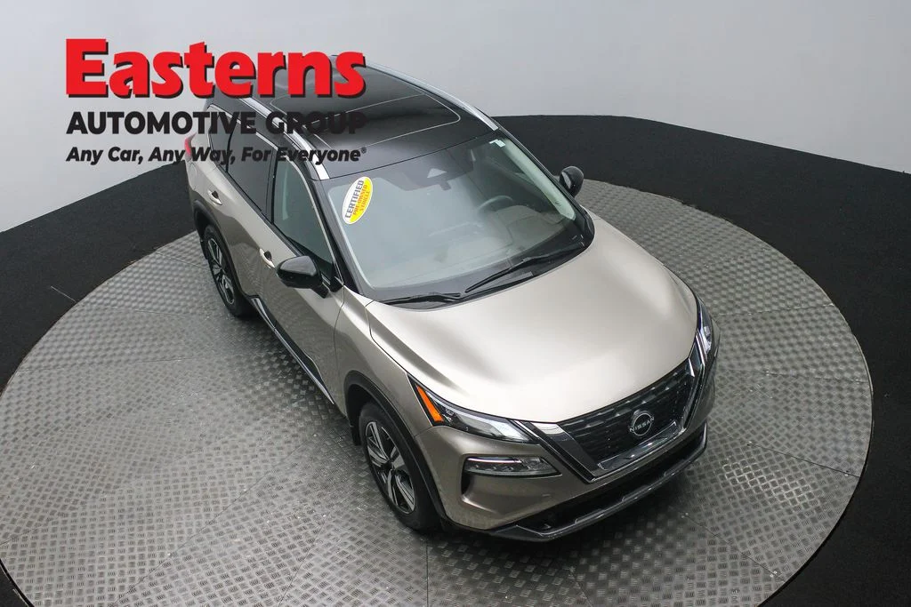 Used 2023 Silver Nissan SL image 3