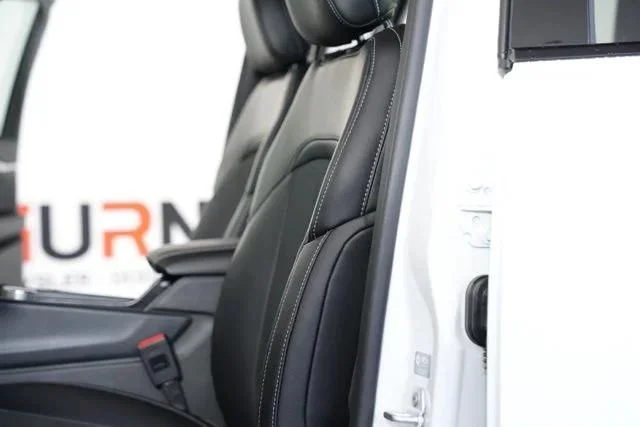 New 2026 Bright White Clear-Coat Exterior Paint Jeep Laredo image 29