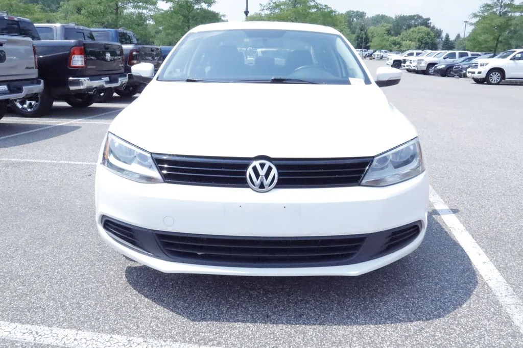 Used 2012 White Volkswagen 2.5L SE image 8