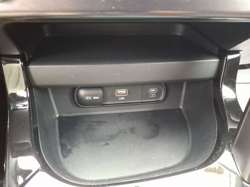 Used 2025 White Kia S image 36