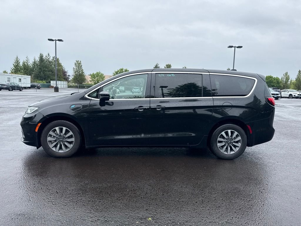 Used 2023 Brilliant Black Crystal Pearlcoat Chrysler Touring L image 4
