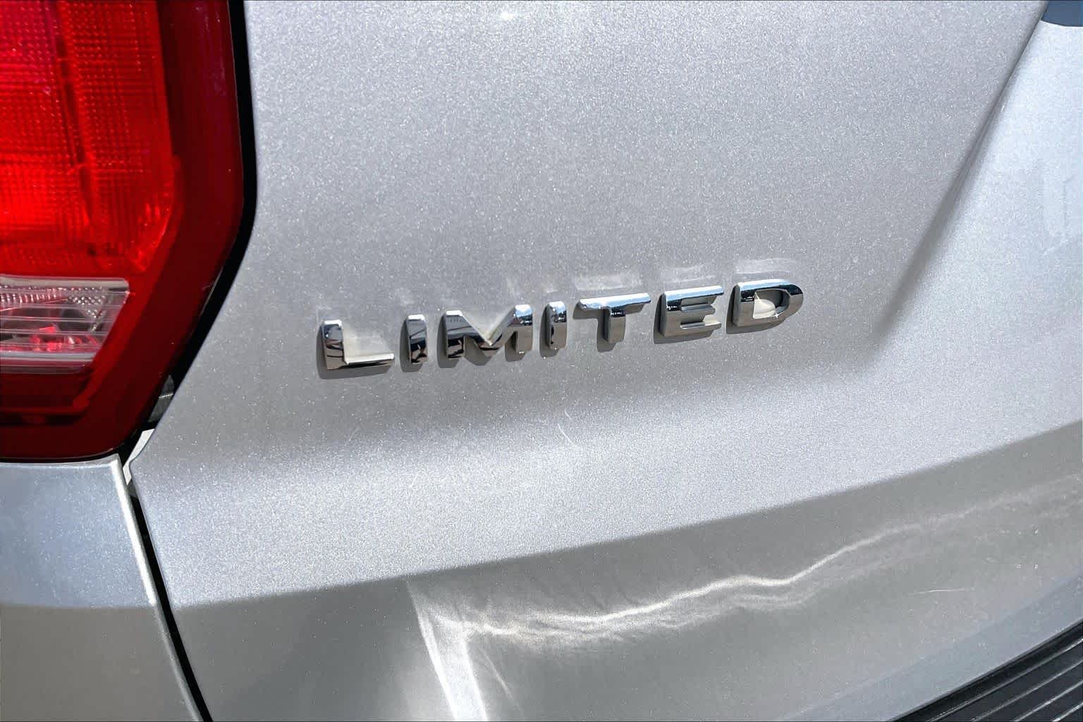 Used 2018 Ingot Silver Metallic Ford Limited image 29