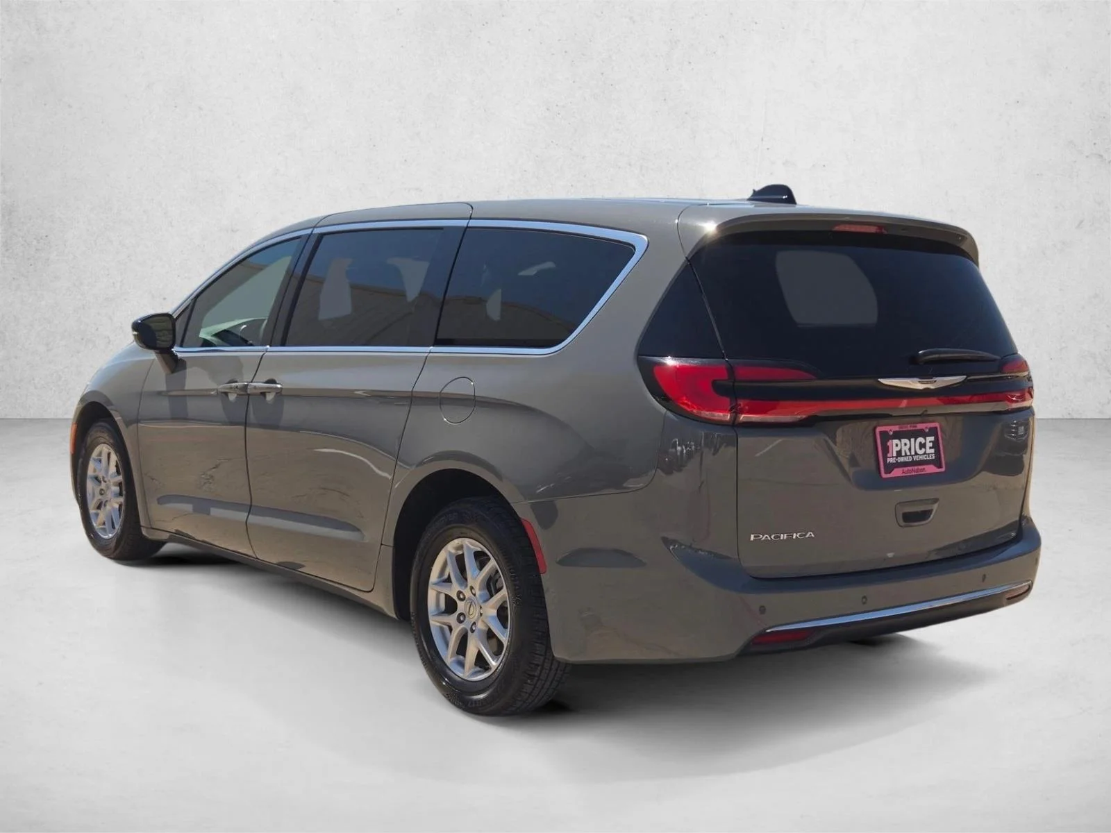 Used 2025 Ceramic Gray Clearcoat Chrysler Select image 8