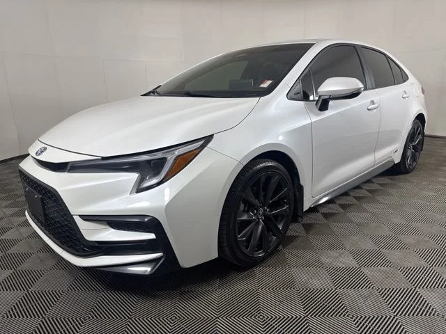 Used 2025 Pearl Toyota SE image 8