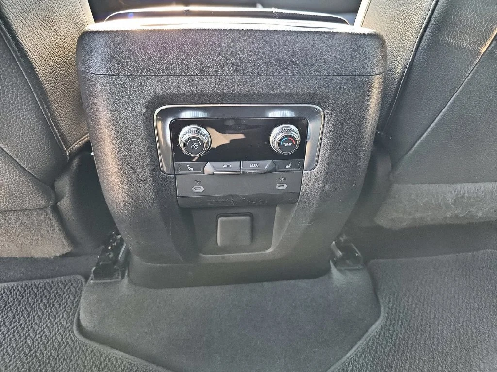 Used 2022 Onyx Black GMC Denali image 9