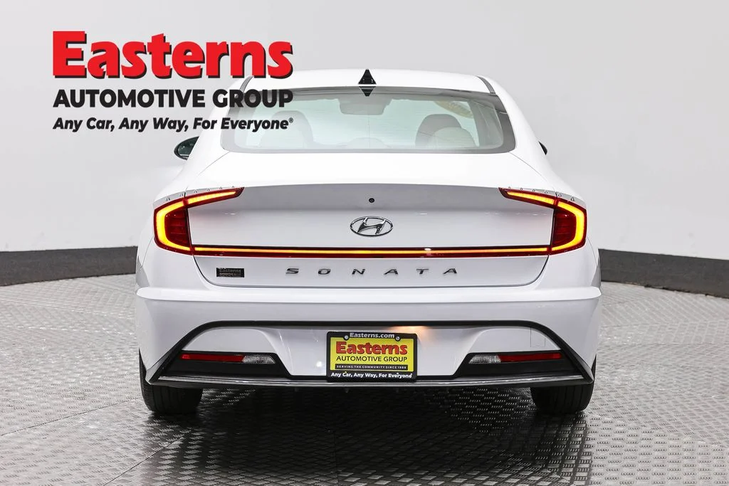 Used 2023 White Hyundai SE image 6