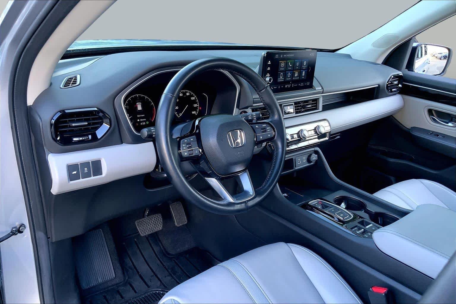 Used 2024 Lunar Silver Metallic Honda EX-L 8 Passenger image 18