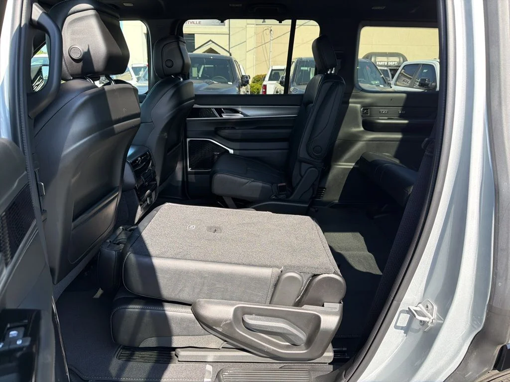 New 2026 Silver-Zynith Exterior Paint Jeep Limited Reserve image 28