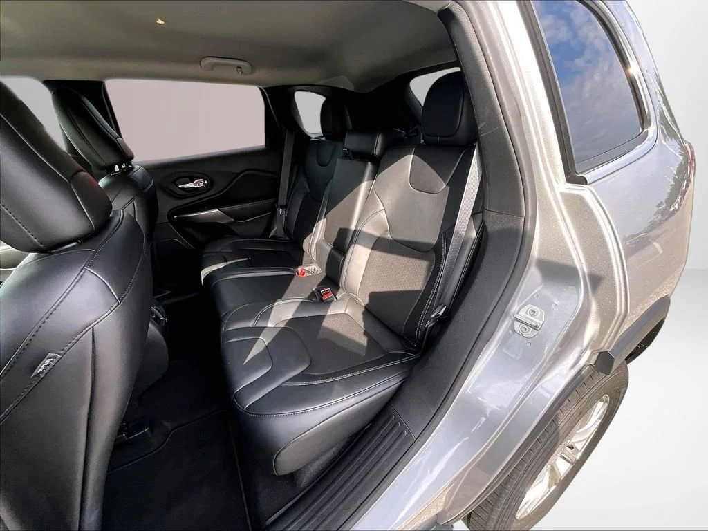 Used 2021 Silver Jeep Latitude Plus image 27