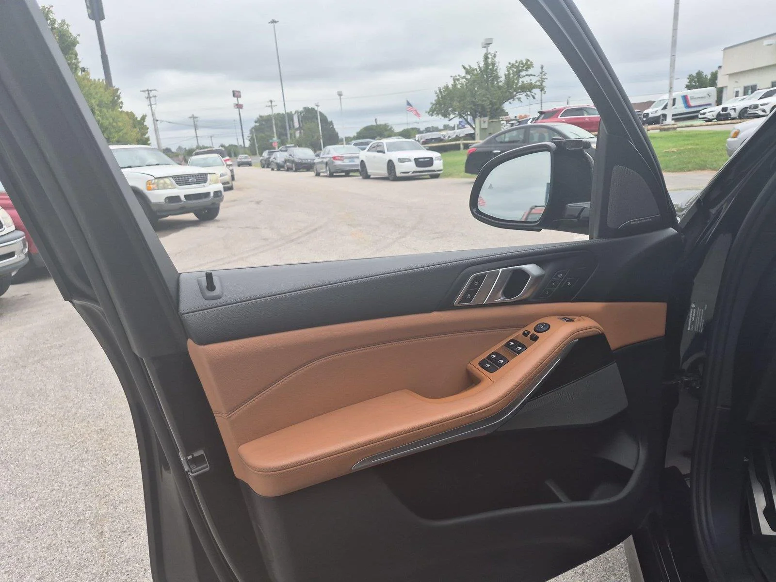 Used 2021 Black Sapphire Metallic BMW M50i image 14