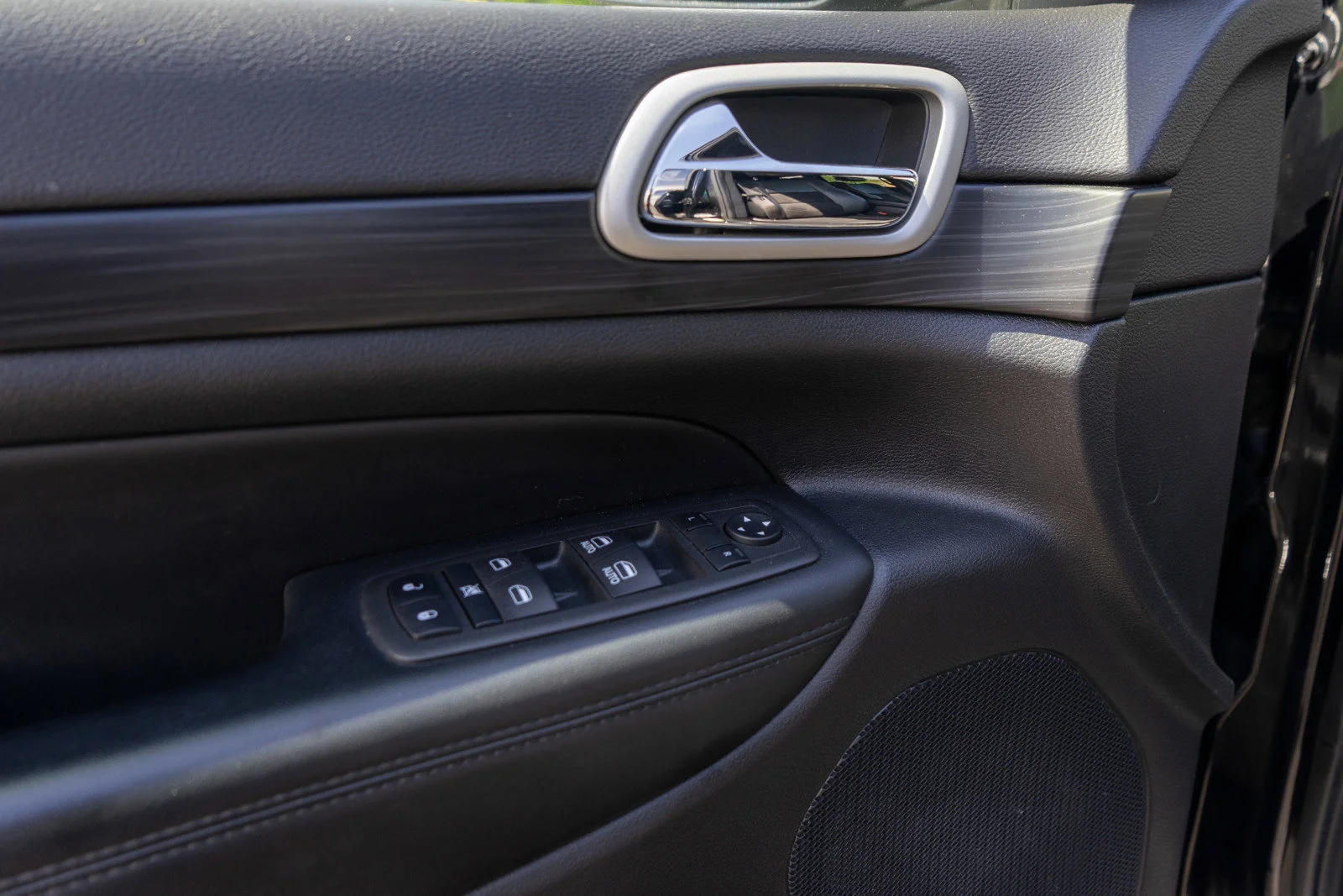 Used 2022 Diamond Black Crystal Pearlcoat Jeep Laredo X image 15