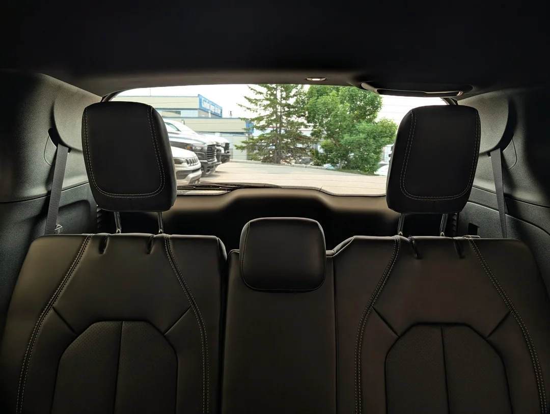 New 2027 Black Chrysler Select - - FWD - Stow n Go Seating - Adaptive Cruise - Apple CarPlay & More! image 27