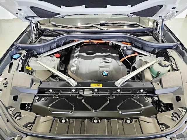 Used 2025 Alpine White BMW xDrive50e image 9