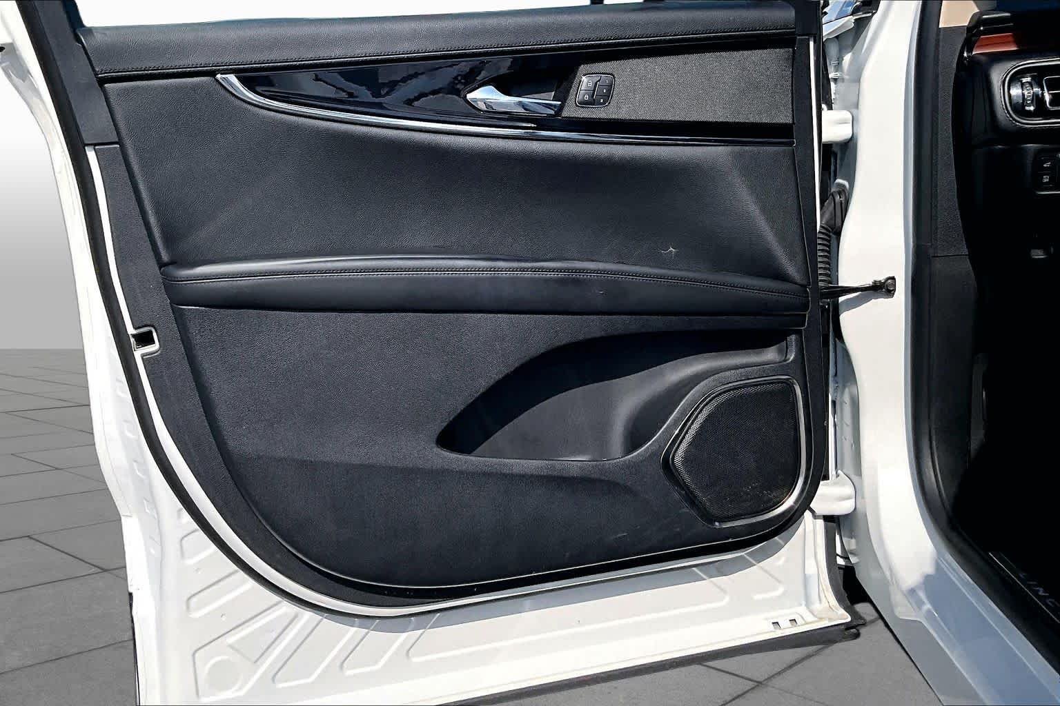 Used 2022 Pristine White Lincoln Reserve image 20