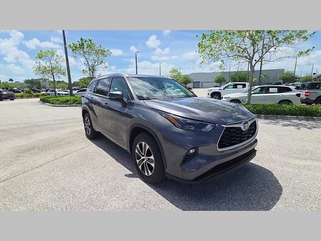 Used 2022 Magnetic Gray Metallic Toyota Hybrid XLE image 35