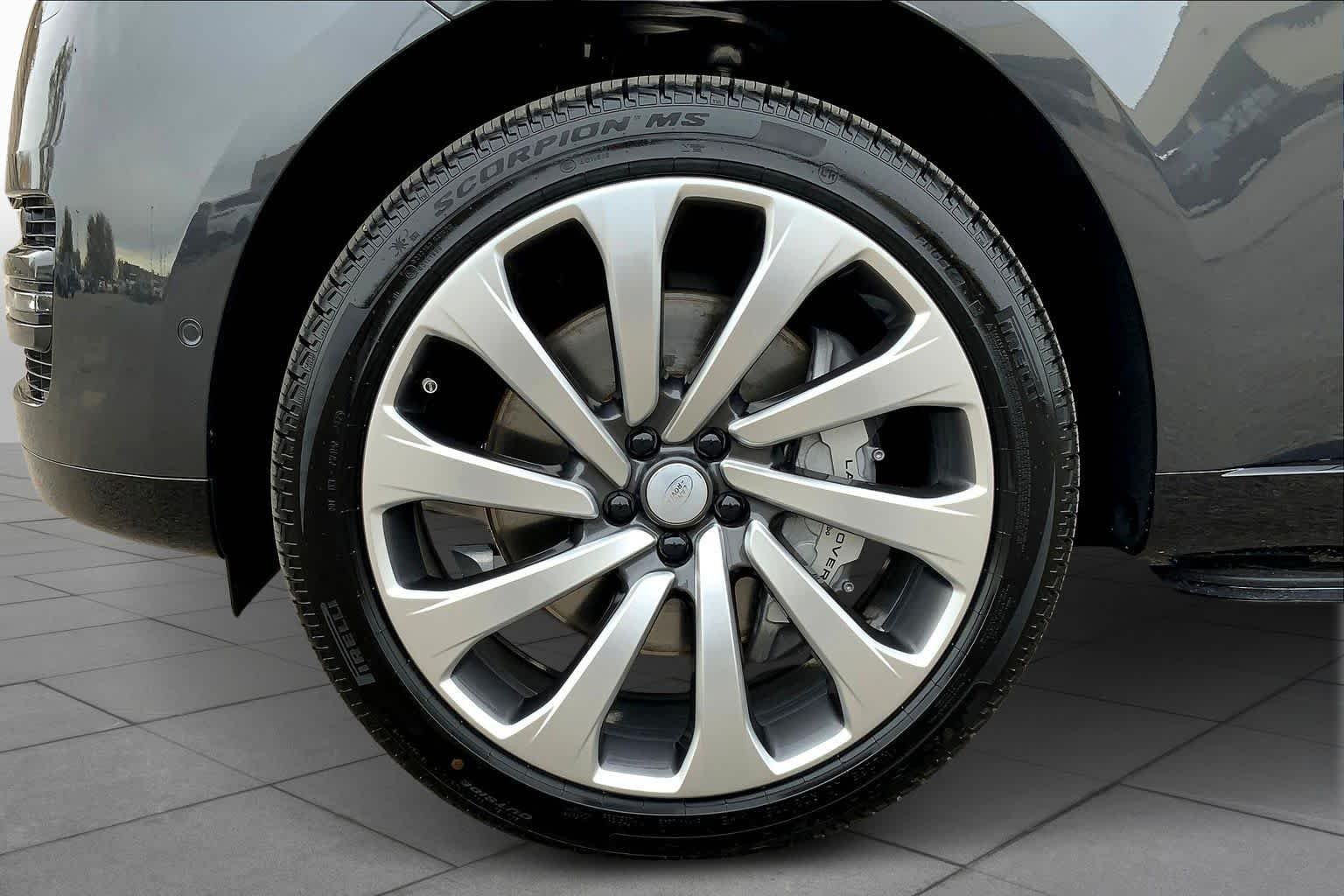 New 2025 Carpathian Grey Land Rover SE image 11