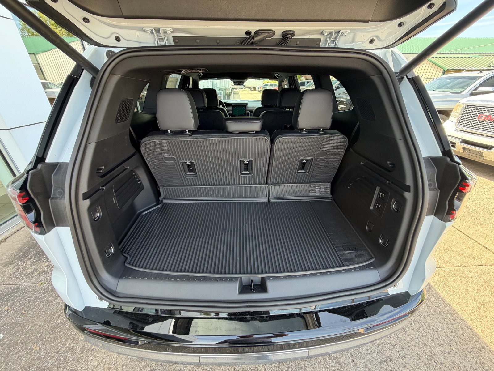 2026 GMC Acadia Denali - Photo 25