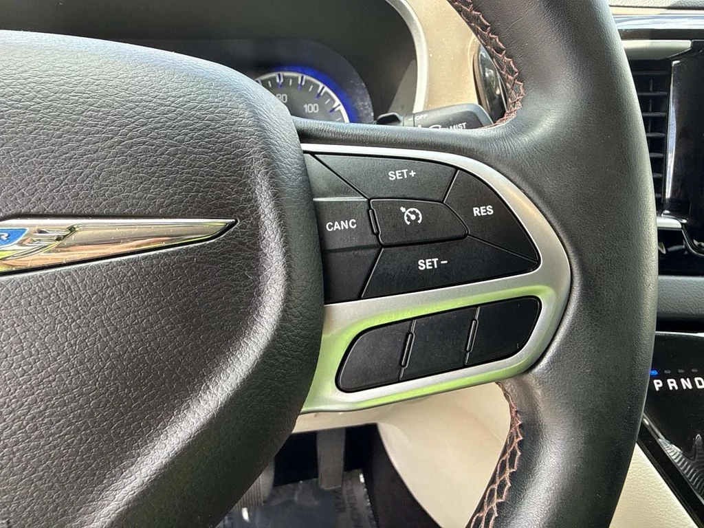 Used 2018 White Chrysler Touring L image 34