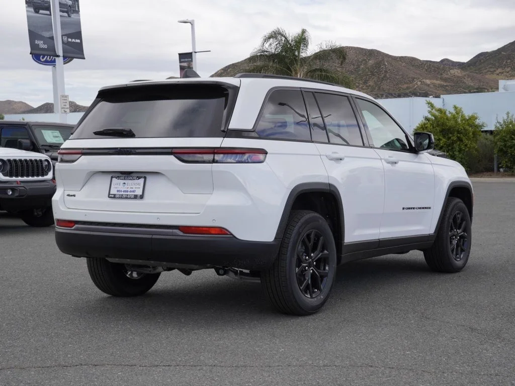 New 2026 Bright White Clear-Coat Exterior Paint Jeep Altitude image 4