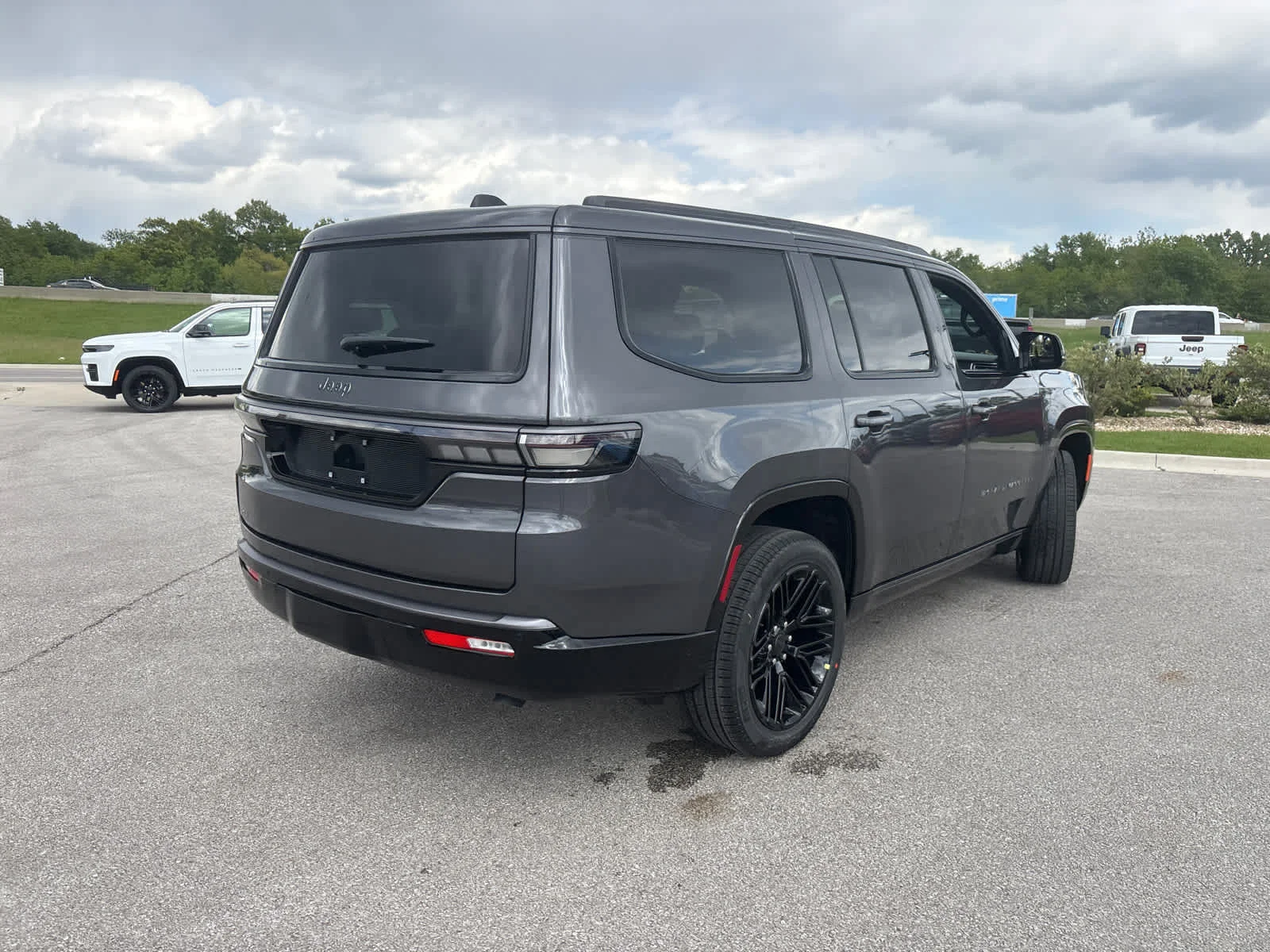 New 2026 Baltic-Gray Metallic Clear-Coat Exterior Paint Jeep Limited Reserve image 9