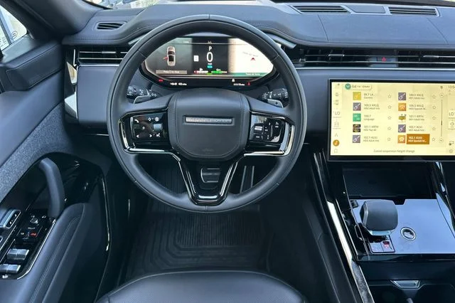 New 2026 Santorini Black Land Rover Dynamic SE image 13