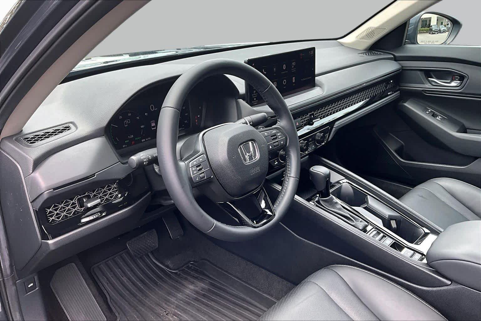 Used 2024 Meteorite Gray Metallic Honda EX-L image 18