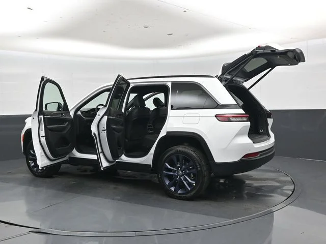 New 2026 Bright White Clear-Coat Exterior Paint Jeep  image 48