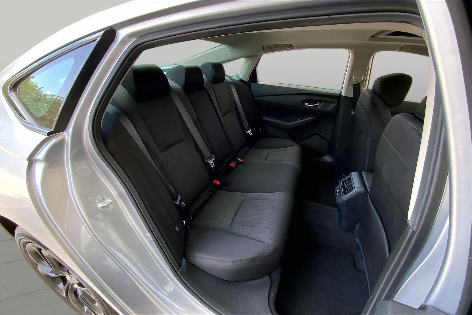 Used 2025 Solar Silver Metallic Honda SE image 30