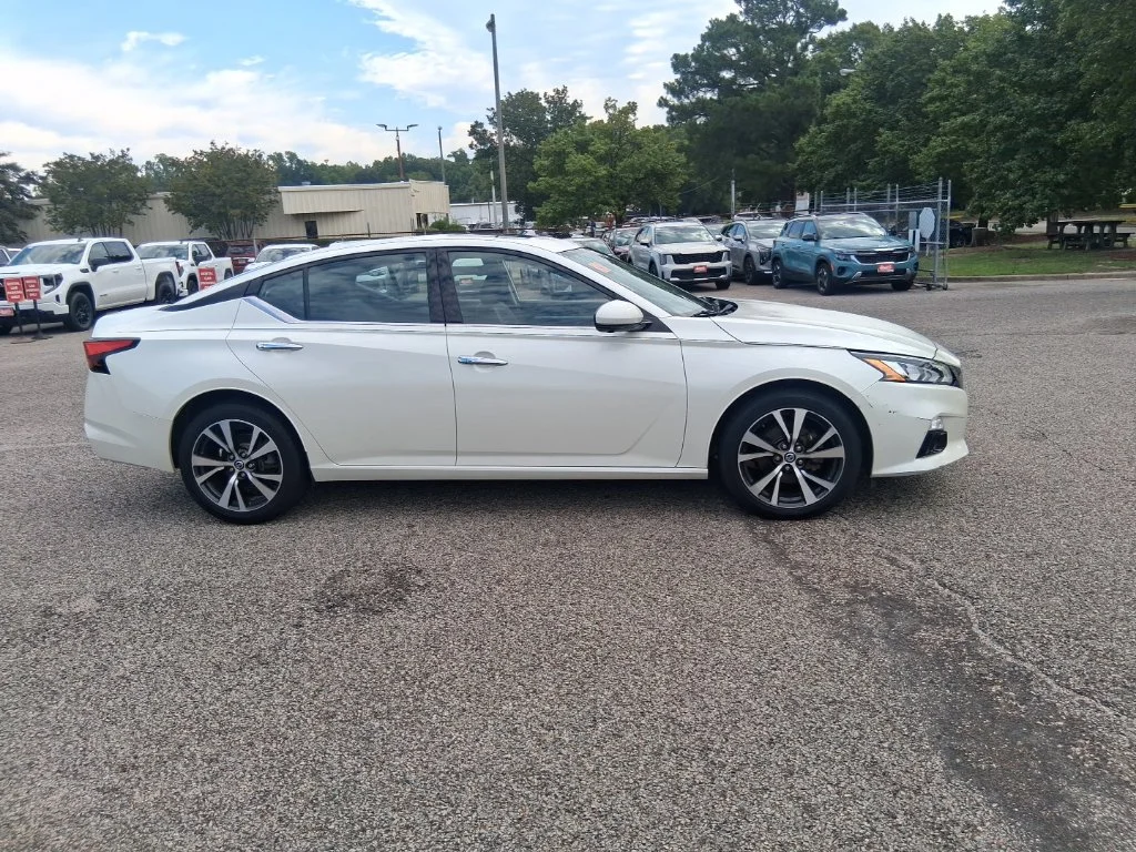 Used 2019 White Nissan 2.5 Platinum image 4