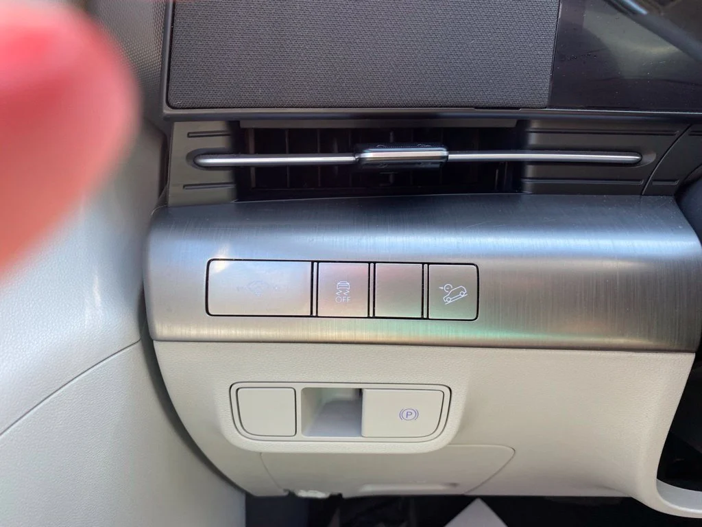 Used 2024 White Hyundai SEL image 23