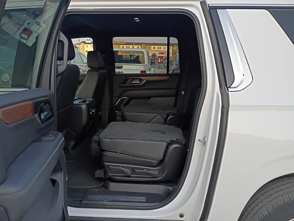 Used 2025 White GMC Denali image 23