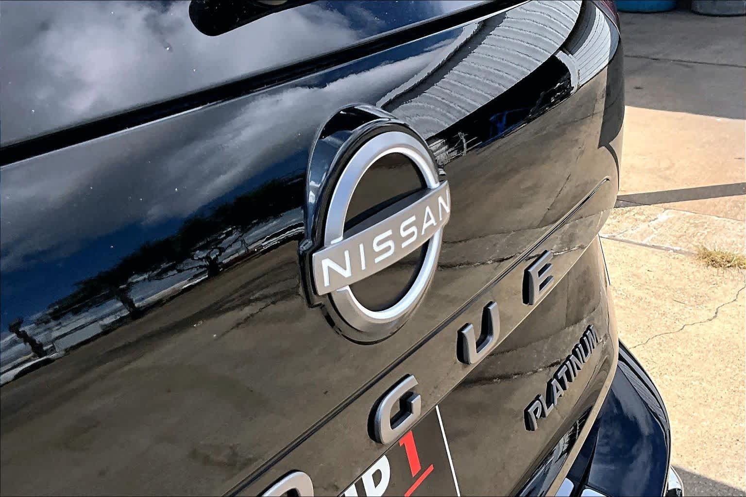 Used 2025 Super Black Nissan Platinum image 31