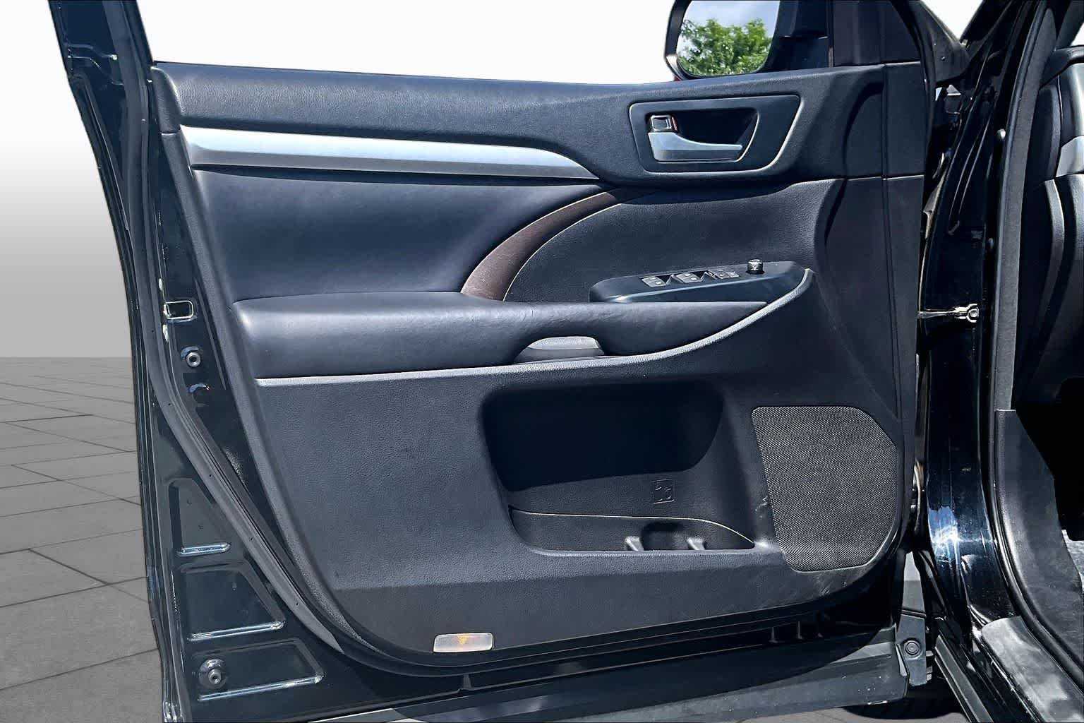 Used 2018 Midnight Black Metallic Toyota XLE image 22