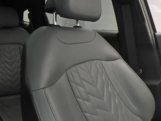 Used 2023 Black Kia X-Line image 33