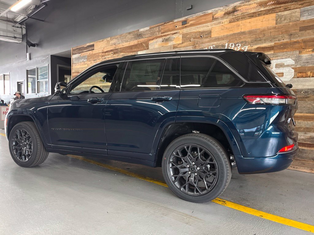 New 2027 Fathom Blue Pearl-Coat Paint Jeep Summit image 17