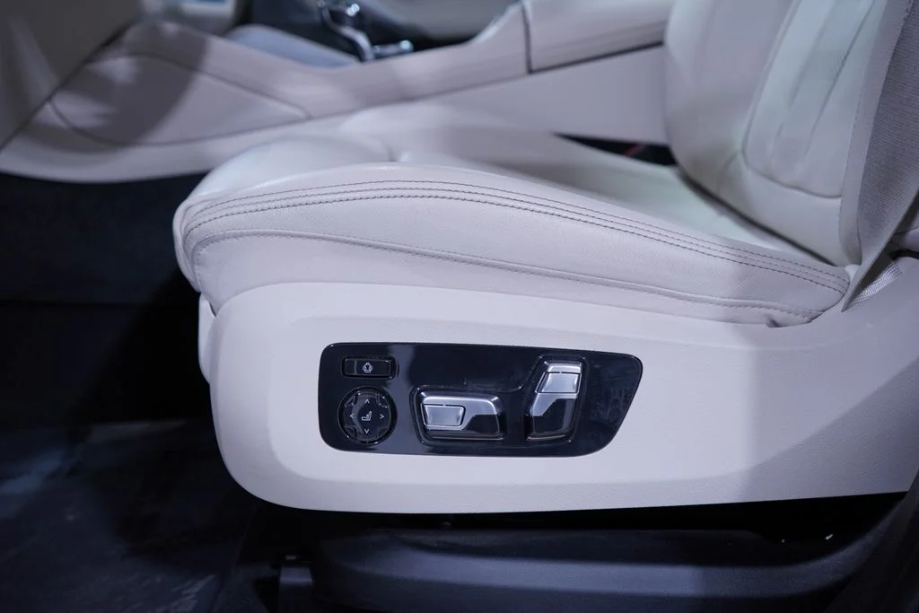 Used 2021 Dark Graphite BMW xDrive40i image 8