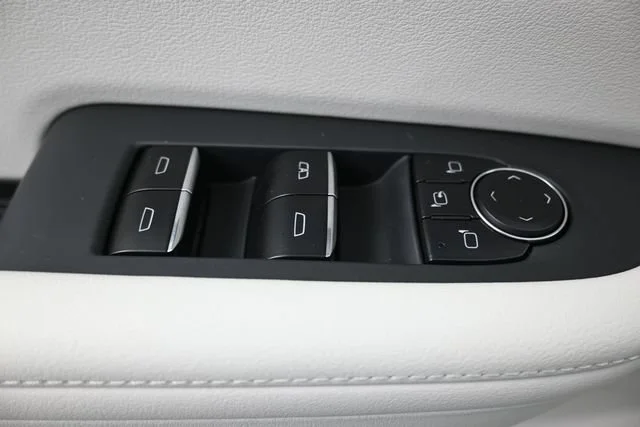 Used 2025 White Frost Tricoat Buick Avenir image 12