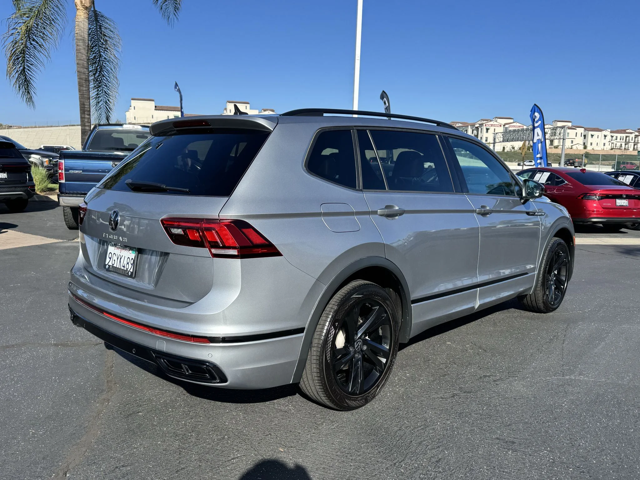 Used 2023 Pyrite Silver Metallic Volkswagen SE R-Line Black image 8