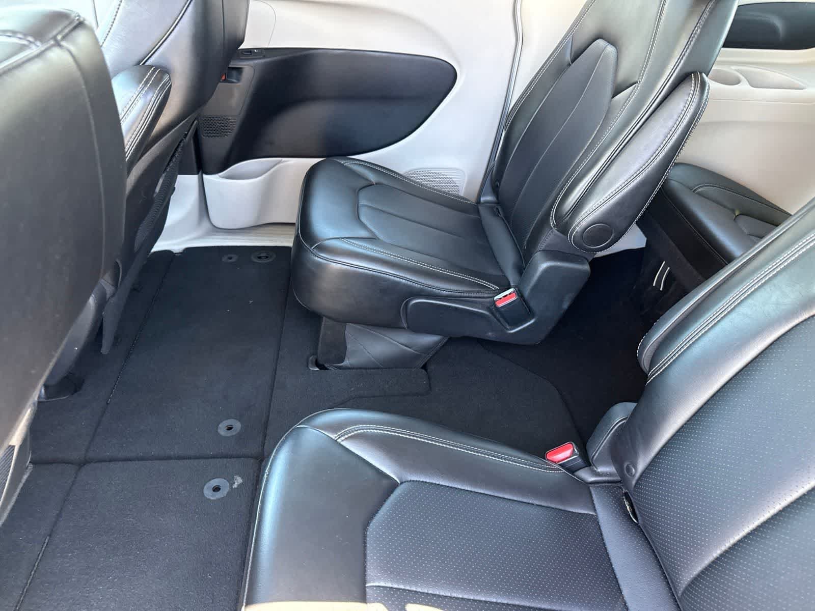 Used 2024 Silver Mist Clearcoat Chrysler Touring L image 25